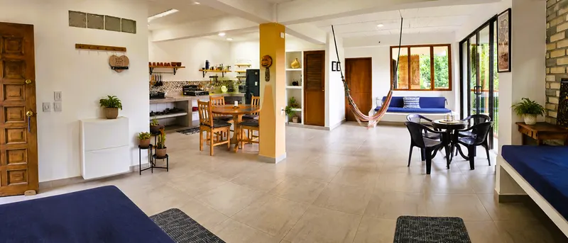 Vista panorámica de la sala, el comedor y la cocina abierta